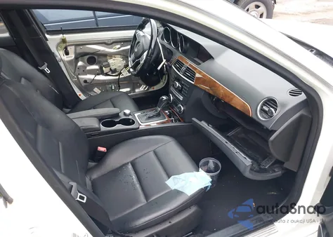 2014 Mercedes-Benz C 250 Luxury/Sport z USA, uszkodzony, nr VIN WDDGF4HB9EG240467